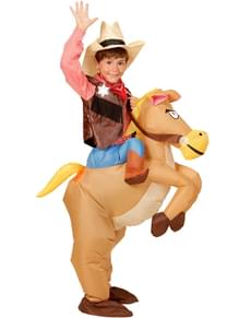 Poikien cowboyasu puhallettavalla hevosella