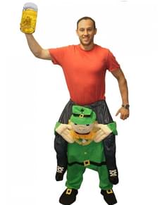 Costume in spalla da irlandere patrizio sulle spalle di Leprechaun